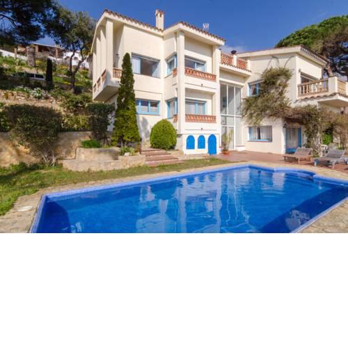 Lloret de Mar Villa Sleeps 6 with Pool and Free WiFi