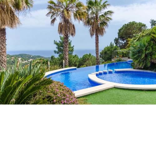 Lloret de Mar Villa Sleeps 8 Pool Air Con WiFi