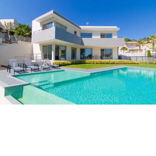 Lloret de Mar Villa Sleeps 8 Pool Air Con WiFi