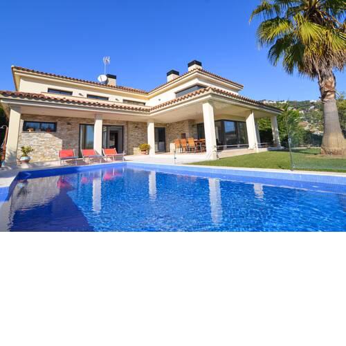 Lloret de Mar Villa Sleeps 8 Pool WiFi