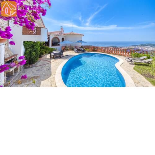 Lloret de Mar Villa Sleeps 8 Pool WiFi