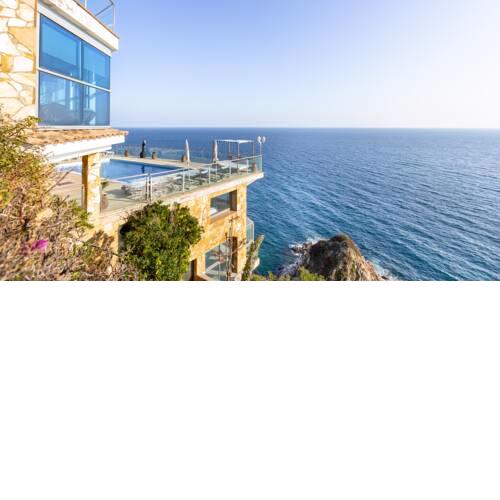 Lloret de Mar Villa Sleeps 8 with Pool Air Con and WiFi