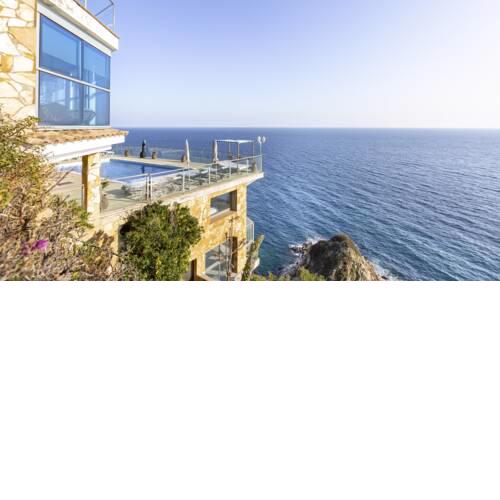 Lloret de Mar Villa Sleeps 8 with Pool and Air Con