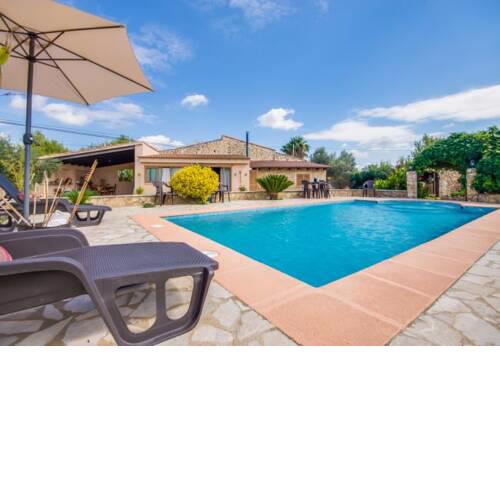 Lloseta Holiday Home Sleeps 6 with Pool Air Con and WiFi