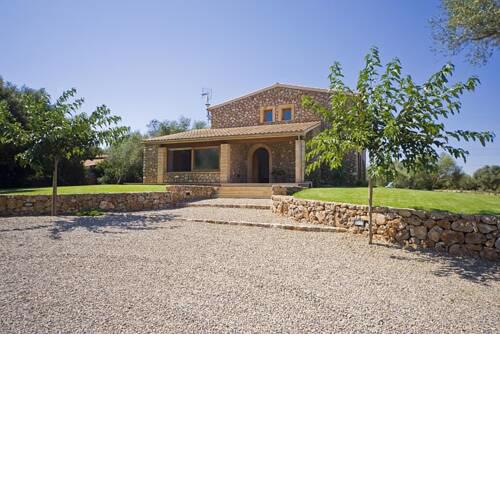 Llubi Villa Sleeps 8 with Pool Air Con and WiFi