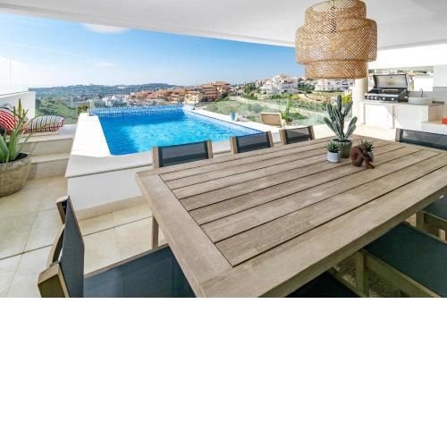 LMR- Luxury apartment, private pool, stunning view, families only,