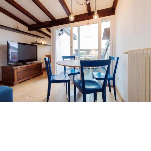 Loft Artigianale: design in Legno e Terrazzo Panoramico su Milano
