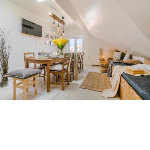 LOFT ON OLD TOWN SQUARE*4Bedrooms*12People*Netflix