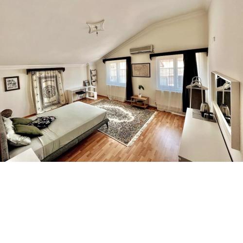 Loft with a private bath and a dining room + shared kitchen