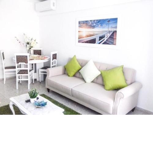 Lots of sunlight 3 bedroom Apartment with balcony Air Conditioning sys3yr