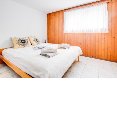 Lotus Oasis I Natural Food & Room Experience
