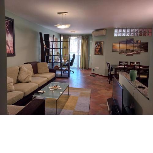 Lovely 1-BR Ap in the best area of the City.