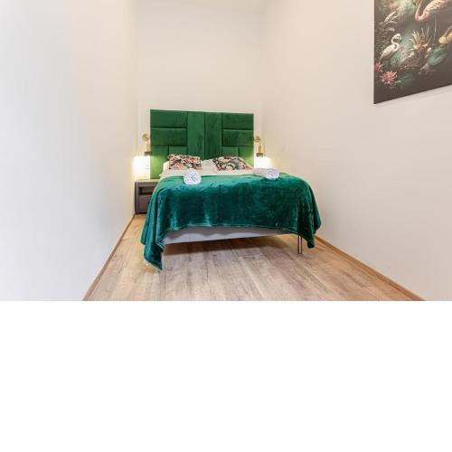 Lovely 1BR and 1LR Ground Floor Gem 15 min to City Center via U3