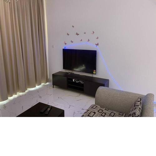 Lovely 2 bed room flat with pool and sea view