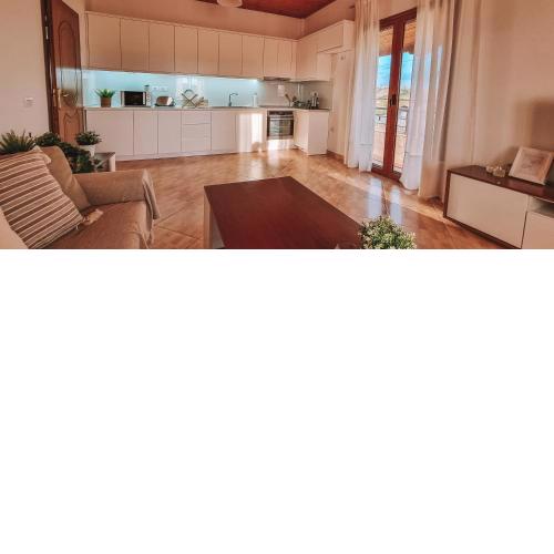 Lovely 2 bedroom holiday home with parking on-site