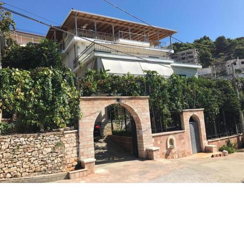 Lovely 2 bedroom rental unit with garden view city center