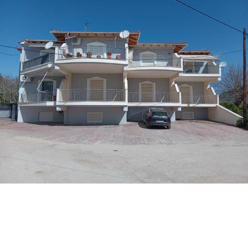 Lovely 3 - bedroom condo with free parking.