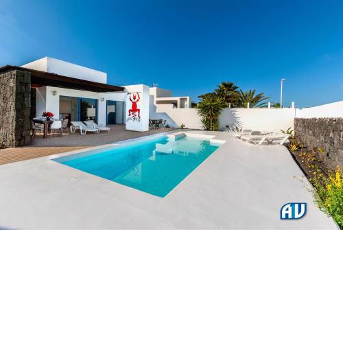 Lovely 3-Bed Villa with Studio in Playa Blanca