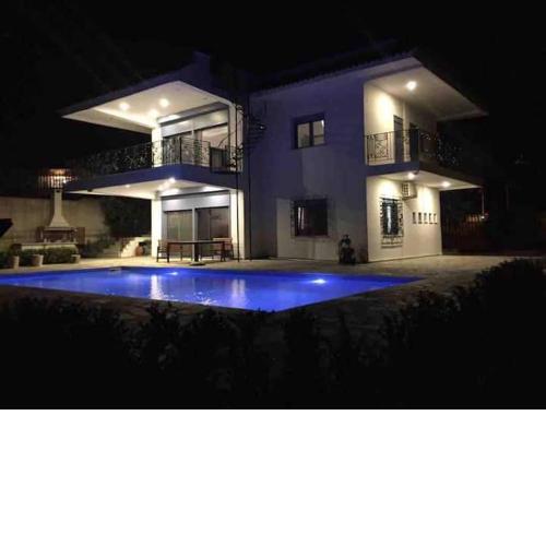 Lovely 4 bedrooms villa in schinias