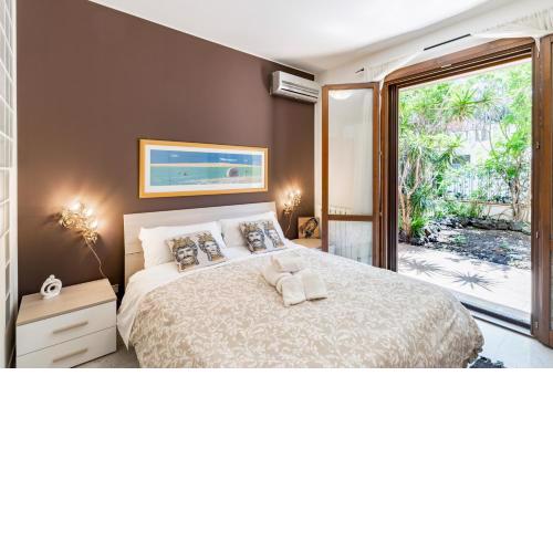 Lovely Apartment with Patio and Private Parking