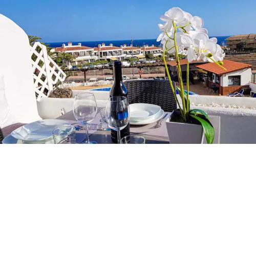 Lovely apartment with pool and sea views
