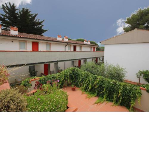 Lovely Holiday Home in Giannella near Beach