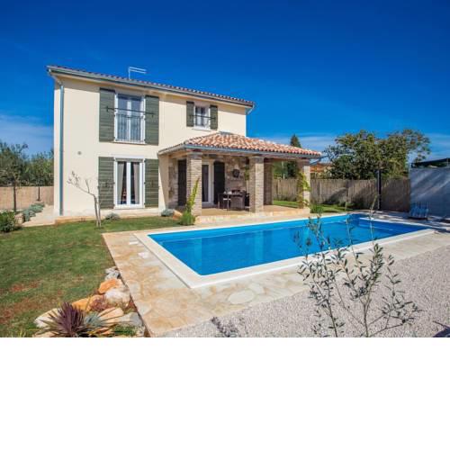Lovely Holiday Home in Novigrad with Swimming Pool