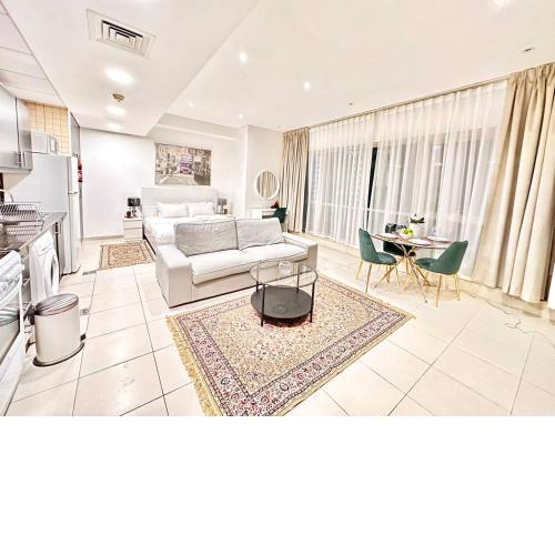 Lovely Newly Furnished Ocean View Studio in Royal Oceanic Tower