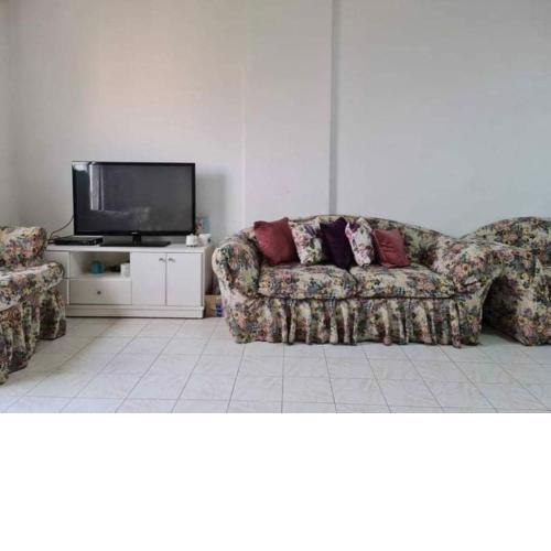 Lovely one single bedroom in a shared apartment with free parking Girls only
