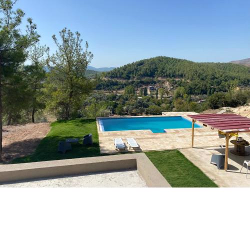 Lovely Stonehouse with Pool and Backyard in Izmir