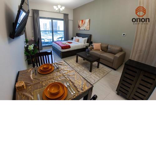 Lovely Studio with Balcony and Canal View, Free Parking, Smoking on Balcony, Male - Female Gym, Sauna and Steam Room, 55" TV with Netflix, Large Terrace at Building to enjoy, Fully Furnished Apartment, 522 Views
