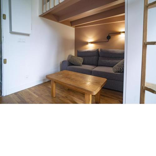 Lovely studio with balcony near the Seine