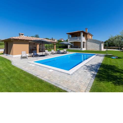 Lovely Villa in Porec with Heated Swimming Pool