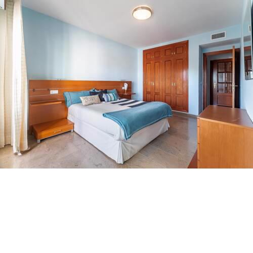 Luminoso apartamento con terraza, jardín y piscina.