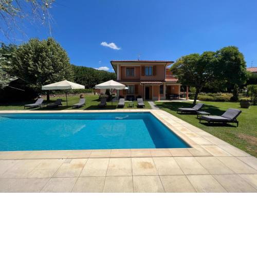 Luring Villa in Tuscany hills with Barbecue