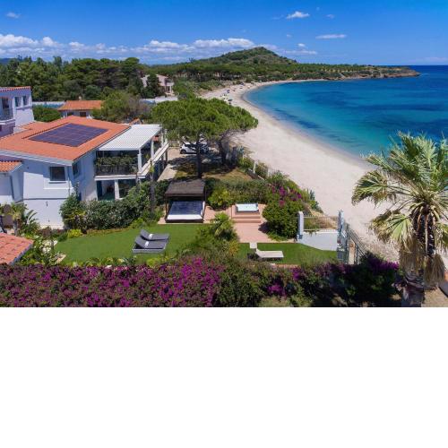 Lussuoso appartamento sulla spiaggia di Nora con jacuzzi e giardino