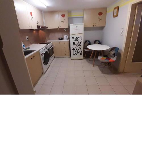 Lux Ap/ment-5' FROM KATEXAKI subway, NETFLIX tV45