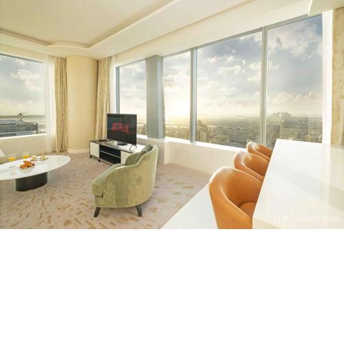 LUX Iconic Views at The Palm Tower Suite 1