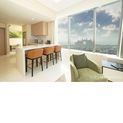 LUX Iconic Views at The Palm Tower Suite 6