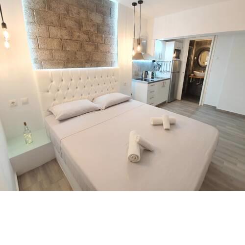 Lux studio 12 with yard in the heart of Athens