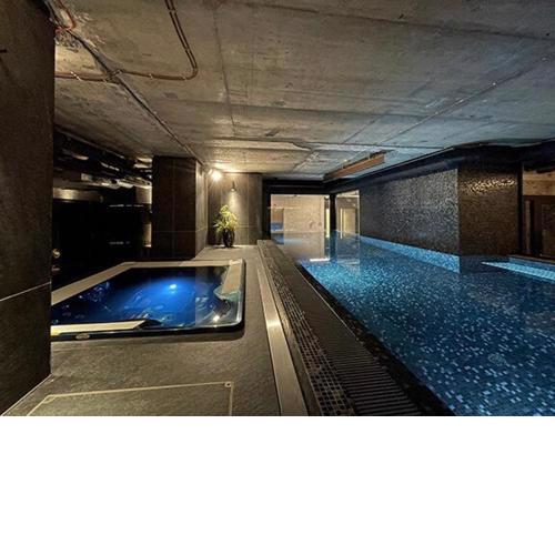 Luxe studio with pool, sauna, jacuzzi, gym, balcony