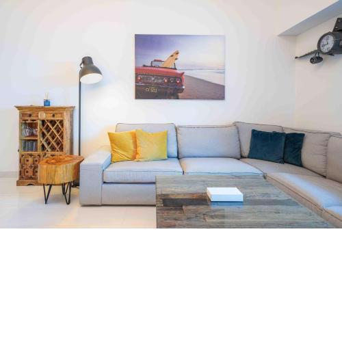LUXFolio Retreats - Prime Waterfront Living