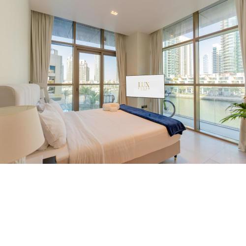 LUXFolio Retreats Gorgeous Waterfront View Marina
