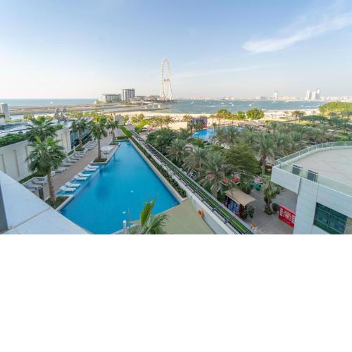 Luxurious 2 Bed Apartment with Stunning Sea View