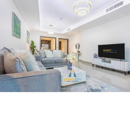 Luxurious 2 Bed with Fountain Views hosted by Desert City Stays