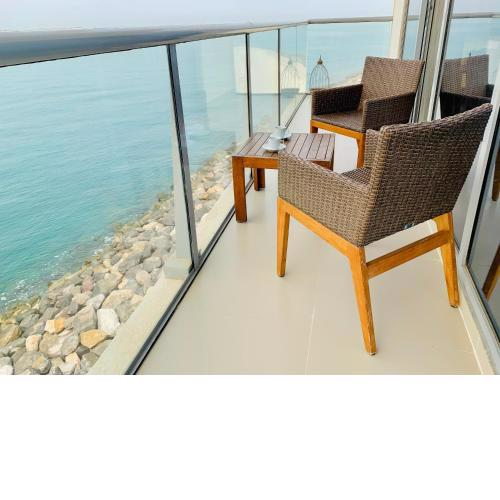 Luxurious 2 bedroom Beachfront Apartment - direct seaview