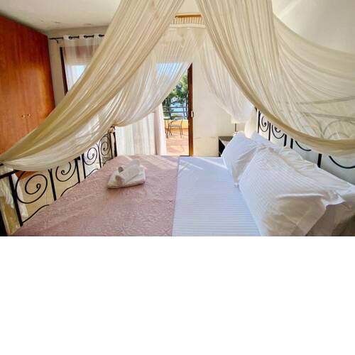 Luxurious 3-bdrm maisonette with sea views