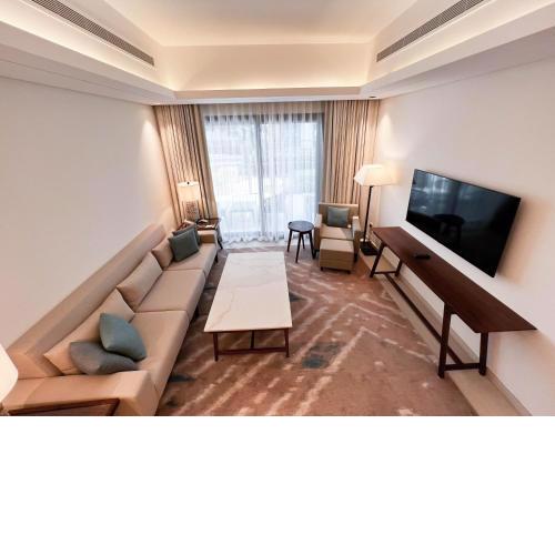 Luxurious 3 bedroom apartment with beach and pool access