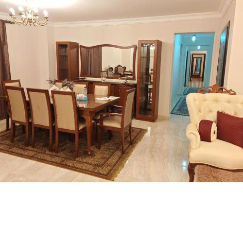 Luxurious 3 room hotel apartment just steps away from North 90th Street offering a perfect blend of comfort and convenience Ideal for families