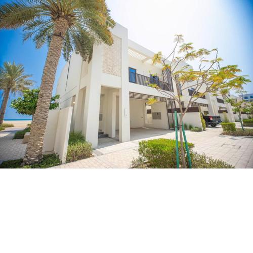 Luxurious 4 bedroom villa on the beach